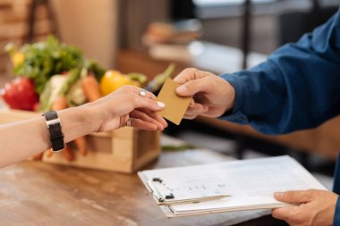 Kolay temiz Bayan ürünler onun kredi kartı ile ödeme