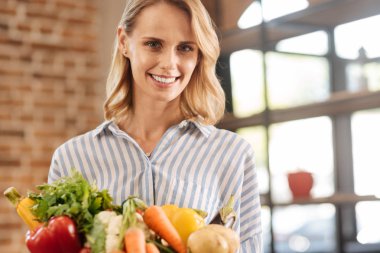 Onun yaşam tarzı için kabul edilen genç takdire şayan kadın