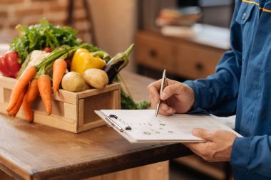 Rapor perusing düzgün çalışkan kurye