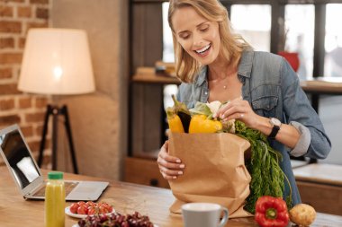 Üretken çalışkan Bayan tarifi için malzemeler tercih