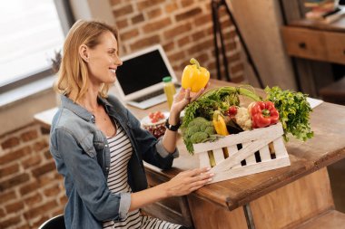 İlham orijinal kadın doğru malzemeyi seçmek