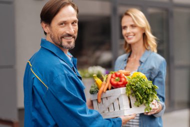 Parlak kibar beyefendi insanlar için mal alma