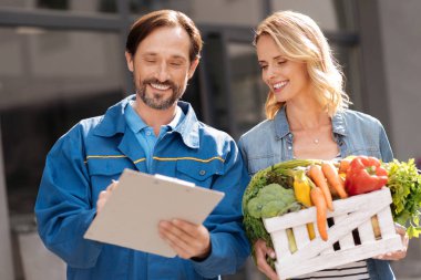 Vicdanlı profesyonel kurye ile liste denetimi