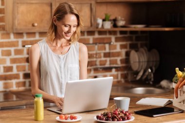 Evden çalışan zeki taahhüt kadın