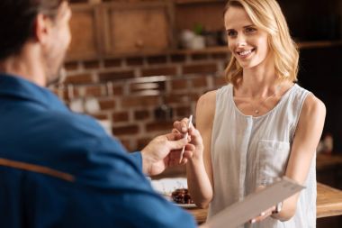 Kalem bayana veren cesur güzel adam