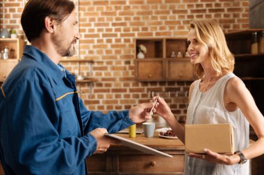 Bir paket teslim özenli canlı adam