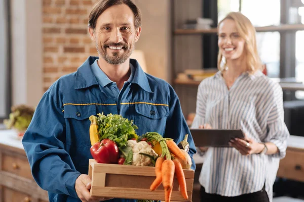 Sebze dolu bir kutu brining memnun çekici adam