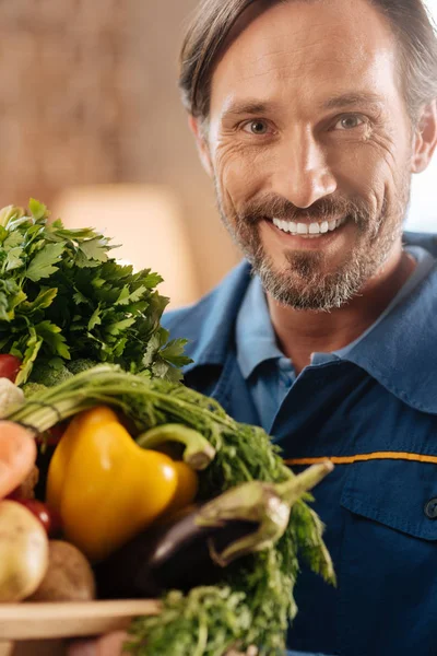 Çekici enerjik adam yapıyor o sevgi dolu