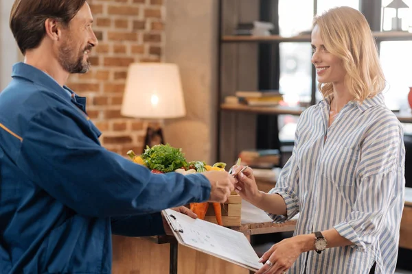 İmza için soran düzgün özenli adam