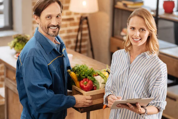 Intelligente donna progressista che ordina a domicilio — Foto Stock