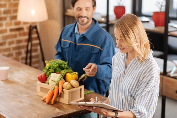 Intelligente mooie vrouw op zoek dacht dat het document — Stockfoto