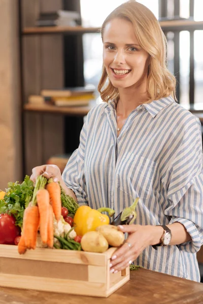 Mujer moderna inteligente comiendo alimentos saludables — Foto de Stock