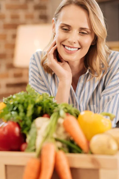 Mooie heldere vrouw blij met haar keuze — Stockfoto