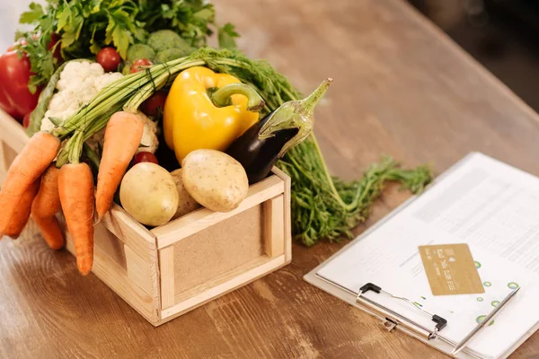 Caja con alimentos frescos de alta calidad de pie sobre la mesa — Foto de Stock