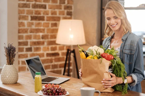 Mujer encantada animada que llega a casa de compras —  Fotos de Stock