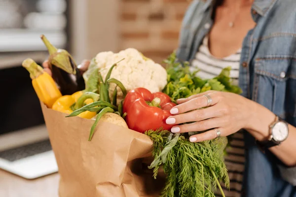 Разумная мотивированная женщина покупает свежие овощи — стоковое фото
