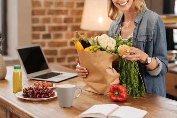 Sevimli güzel kadın çantasının içindekiler incelenmesi