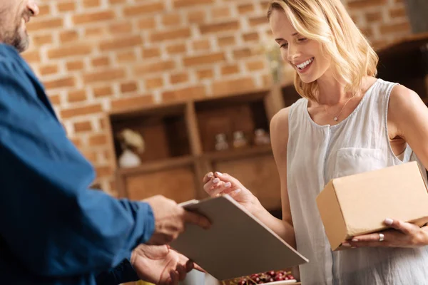 Mujer bonita alegre recibiendo un paquete — Foto de Stock