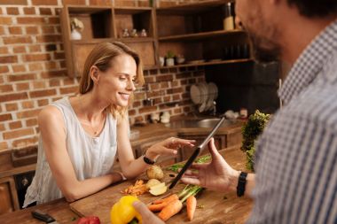 Muhteşem yaratıcı kadın kocasıyla yemek