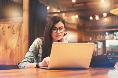 Pozitif esmer onu bilgisayar kullanarak