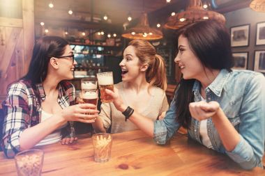 Duygusal kızlar onların bocals dokunmadan