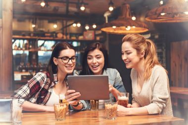 Arkadaşları arasında oturmak güzel esmer