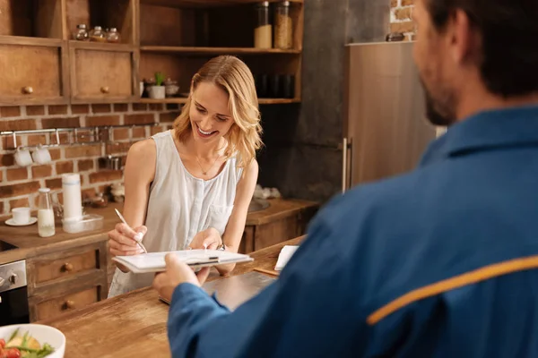 Bir belge üzerinde ismi yazılı parlak akıllı kadın