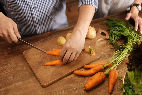 Levendige slimme man koken van groenten voor het avondeten — Stockfoto