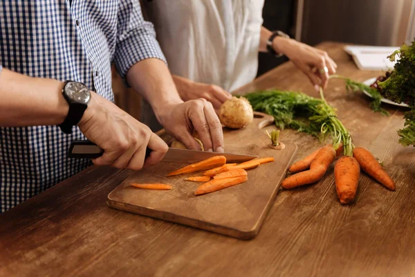 Briljante progressieve man vegetarische maaltijd bereiden — Stockfoto