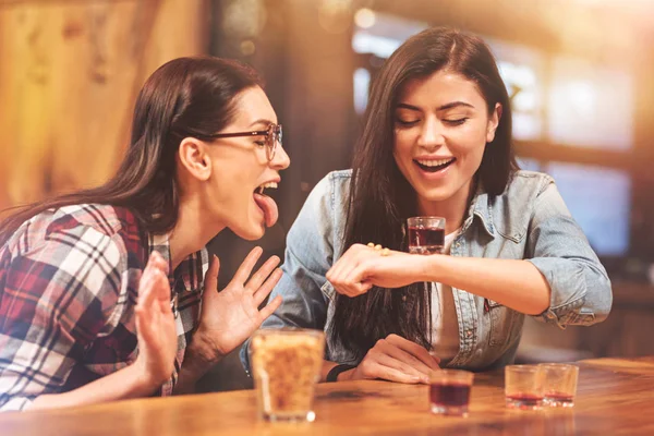 Chicas alegres haciendo caras mientras disfruta de la noche del viernes — Foto de Stock
