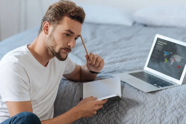 Tankeväckande skäggiga manliga person som har idé — Stockfoto