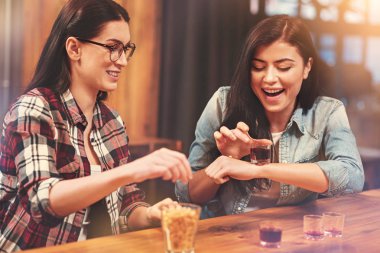 Mutlu kadın kişi gözlük arıyorum