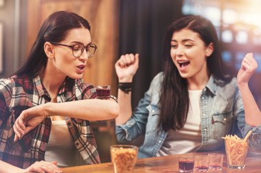 Özenli esmer Cam dirseğiyle üzerinde koyarak