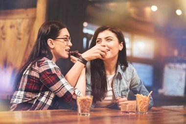 Lezzetli likörü içme olumlu memnun kızlar