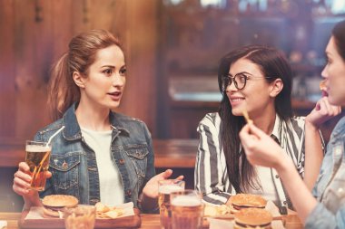 Çekici kız arkadaşlarına komik hikaye anlatmaya