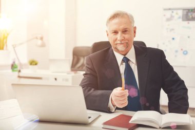 İş yerinde profesyonel ikna edici yakışıklı iş adamı