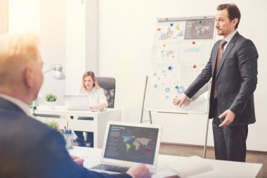 İş stratejisini açıklayan hırslı genç işadamı