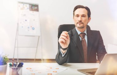 Bir şeye işaret kolay ikna edici beyefendi