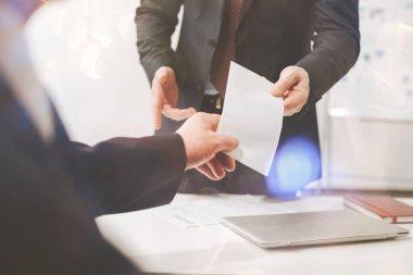 Güvenilir mükemmel genç adam bir mektup teslim