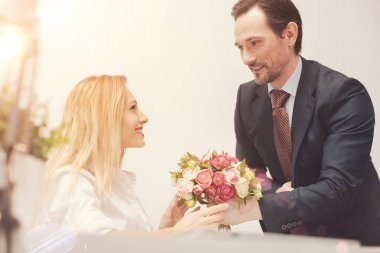 Cesur çekici adam meslektaşı tebrik