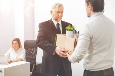 Girişimci icra bürosundan çıkarken onun çalışan soran tespit