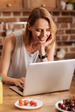 Serbest yazar olarak çalışma çekici yetenekli hanım