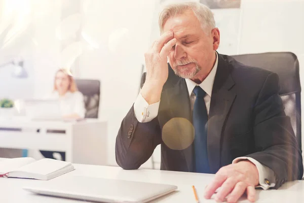 Überforderter verärgerter Geschäftsmann fühlt sich gestresst — Stockfoto