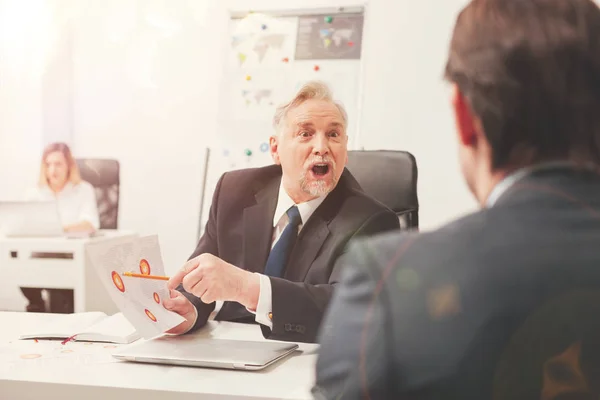 Wütender enttäuschter Manager brüllt Mitarbeiter an — Stockfoto