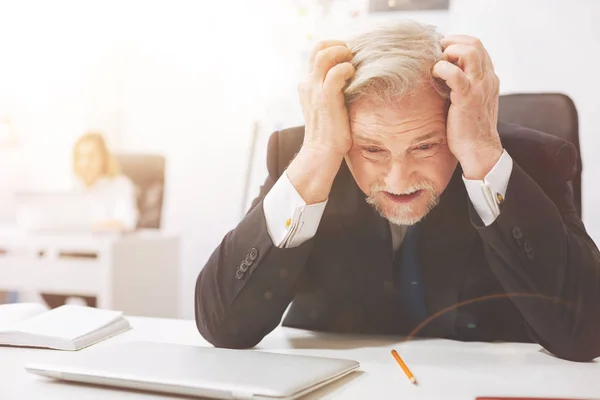 Uitgeput oudere man bedroefd over het werk — Stockfoto