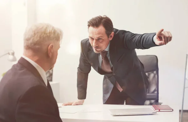 Impulsief gestresste executive afvuren van zijn werknemer — Stockfoto