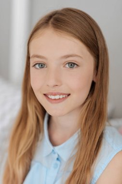 Kamera için gülümseyen güzel genç bayan