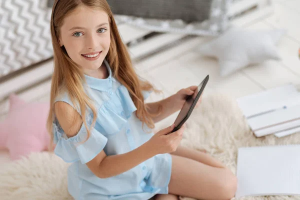 Adorable fille avec tablette numérique souriant largement pour appareil photo — Photo