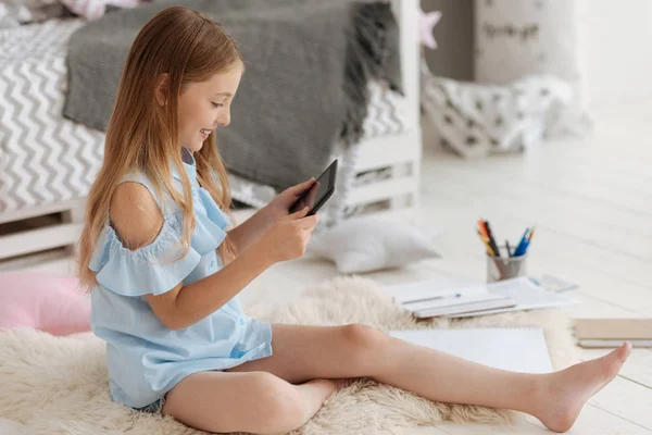 Adorabile ragazza che fa i compiti in camera da letto — Foto Stock