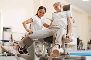 Güçlü kadın onun ziyaretçi egzersiz yardım